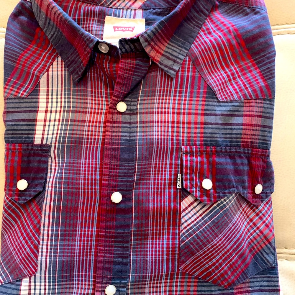 Levi’s casual shirt with awesome white pearl buttons.